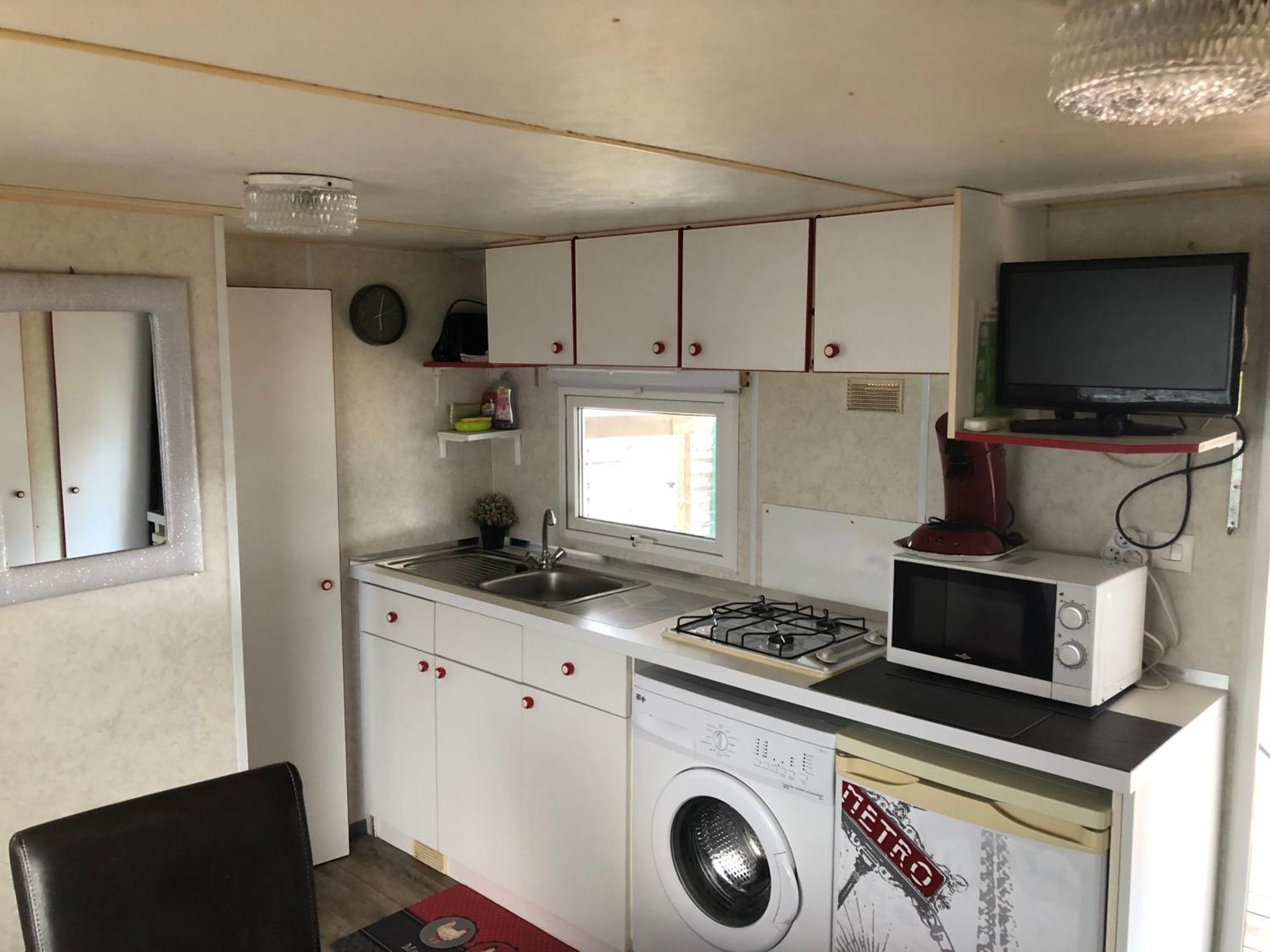 Mobilhome A Frejus A 15 Minute De La Mer Sur Terrain Independant Exterior photo